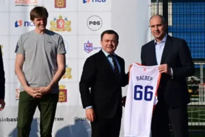 В Нижнем Тагиле открыли первый Центр стритбола при участии Дениса Паслера v nizhnem tagile otkryli pervyj czentr stritbola pri uchastii denisa paslera-lessontime-ru-0