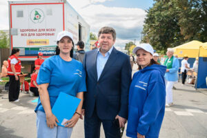 Алексей Вихарев отметил вклад волонтёров в «Городке здоровья» aleksei viharev dispanserizacia4_lessontime