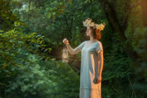 Высший уровень сознания дарит бессмертие? Девушка в лесу со старой керосиновой лампой