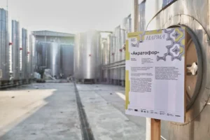 Фестиваль «Нарма» вновь объединяет искусство и историю в сердце Дербента festival narma vnov obedinyaet iskusstvo i istoriyu v serdcze derbenta-lessontime-ru-0