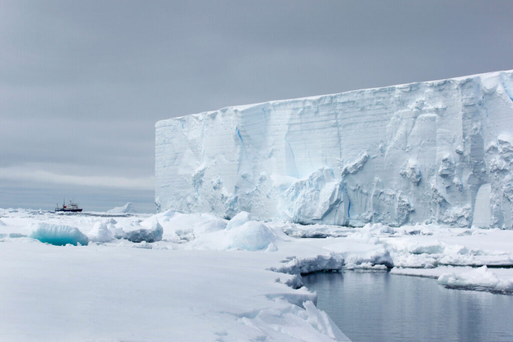 Айсберг, льдина в южном океане