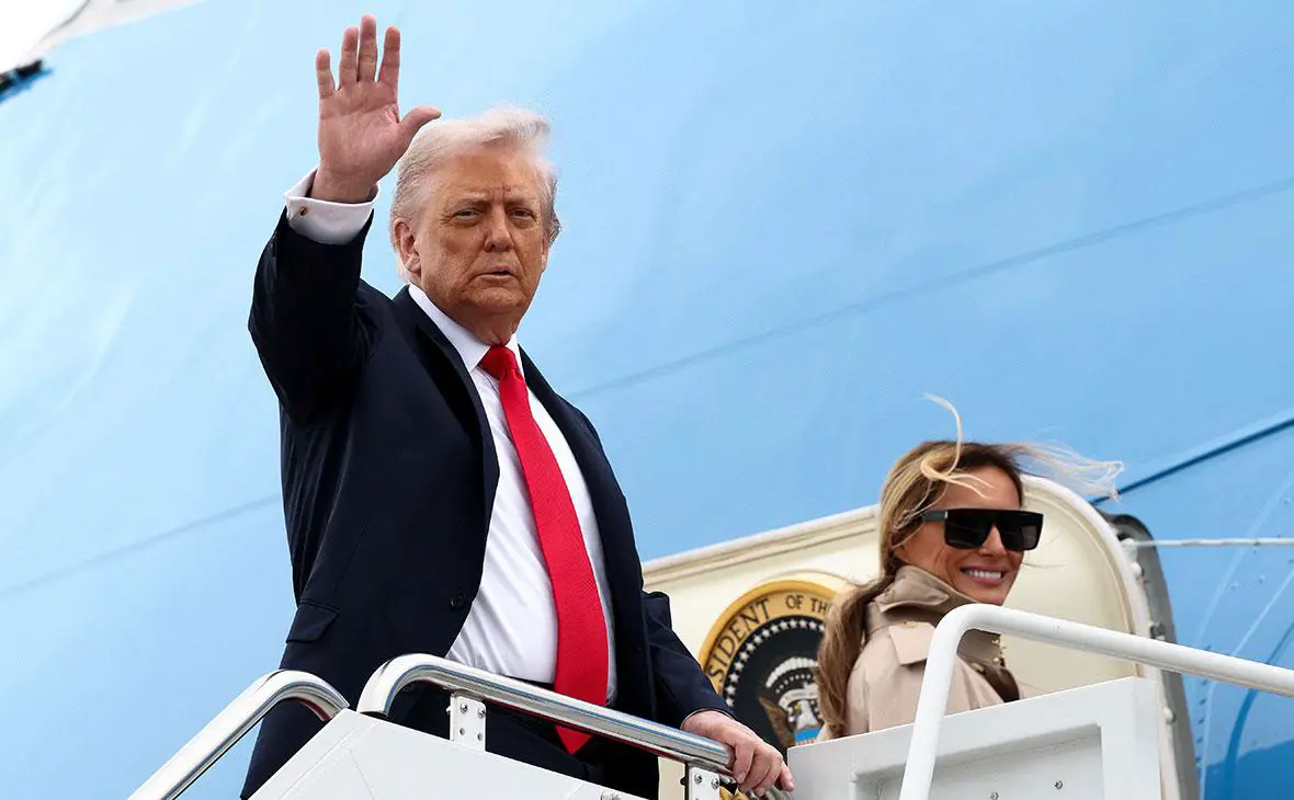 Дональд Трамп и первая леди Мелания Трамп на борту самолета Air Force One, отправляющегося в Великобританию, 16 сентября 2025 года (Kevin Lamarque / Reuters)