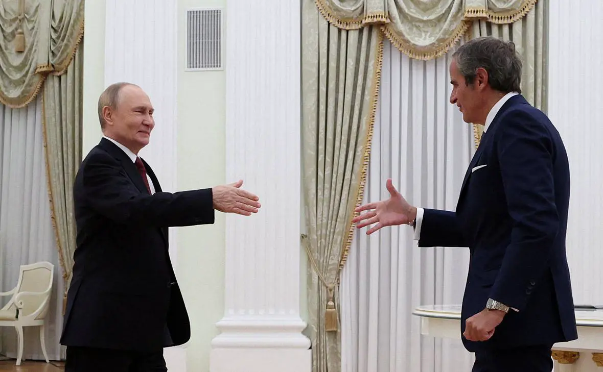 Владимир Путин и Рафаэль Гросси (Рамиль Ситдиков / Reuters)