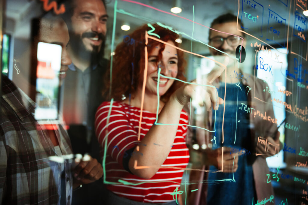 Инженеры-программисты, работающие над проектами