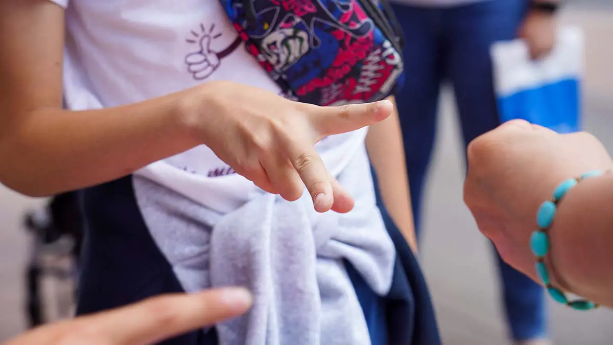 Лето с чемпионатом «Камень, ножницы, бумага»: 13 финалистов на Тверском бульваре, состязания звезд, жаркие битвы в округах