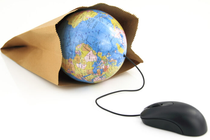 Computer mouse connected to a grocery bag with a world globe inside Компьютерная мышь, подключенная к пакету с земным шаром внутри
