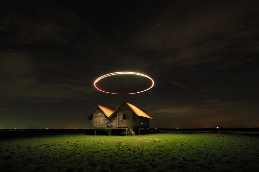 Круговой свет над домом