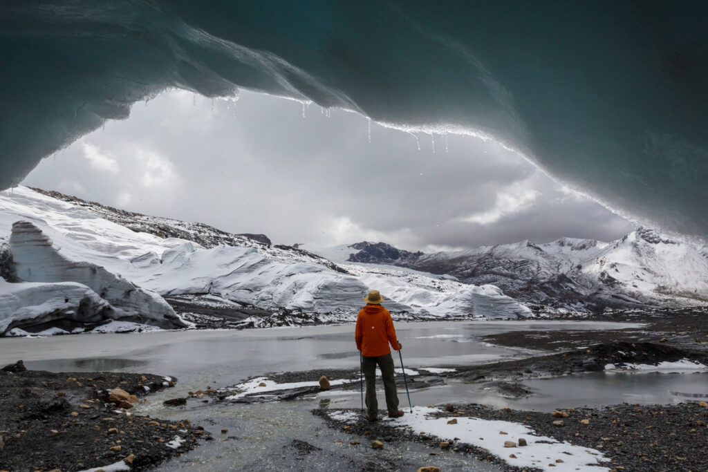 Ледяная пещера и турист