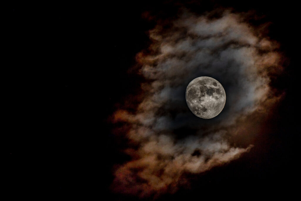 Лунное гало вокруг Луны