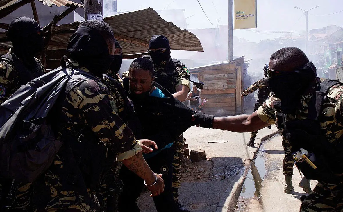 Спецназ задерживает протестующего во время демонстрации против частых отключений электроэнергии и нехватки воды в Антананариву, Мадагаскар, 29 сентября 2025 года (Zo Andrianjafy / Reuters)