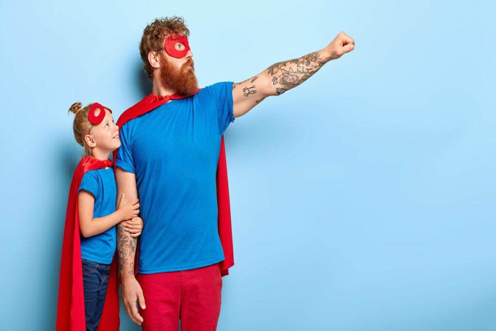 Мужчина в костюме Супермена делает летающий жест