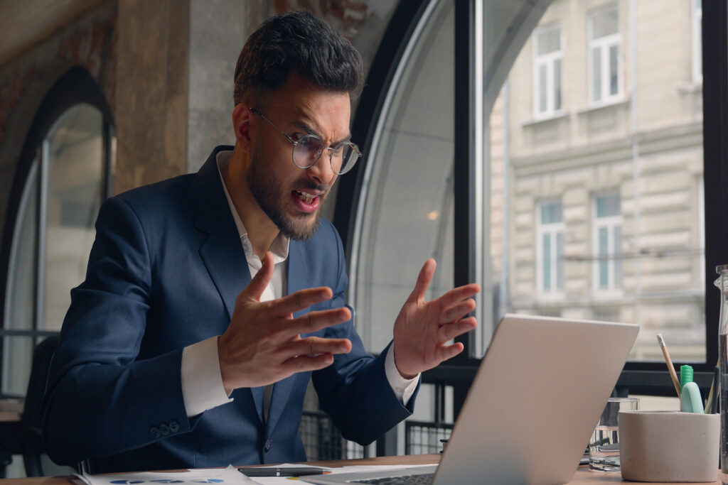 Напряженный мужчина спорит онлайн