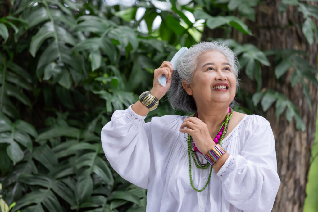 Пожилая женщина с седыми волосами