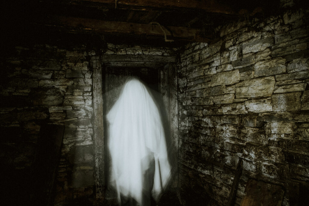 Призрак в заброшенном здании