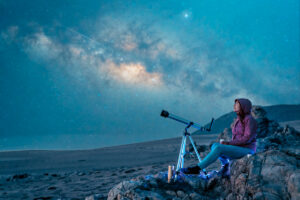 Распространённые мифы об астрономии Женщина сидит в пустыне одна, созерцая звездное небо