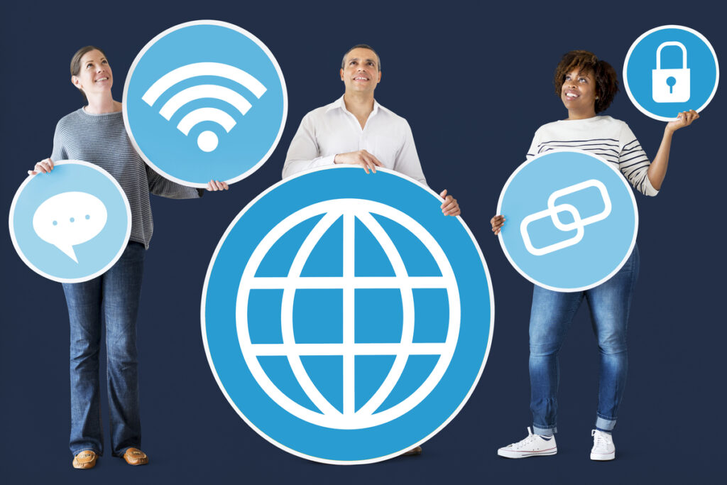 Разные люди с иконками социальных сетей