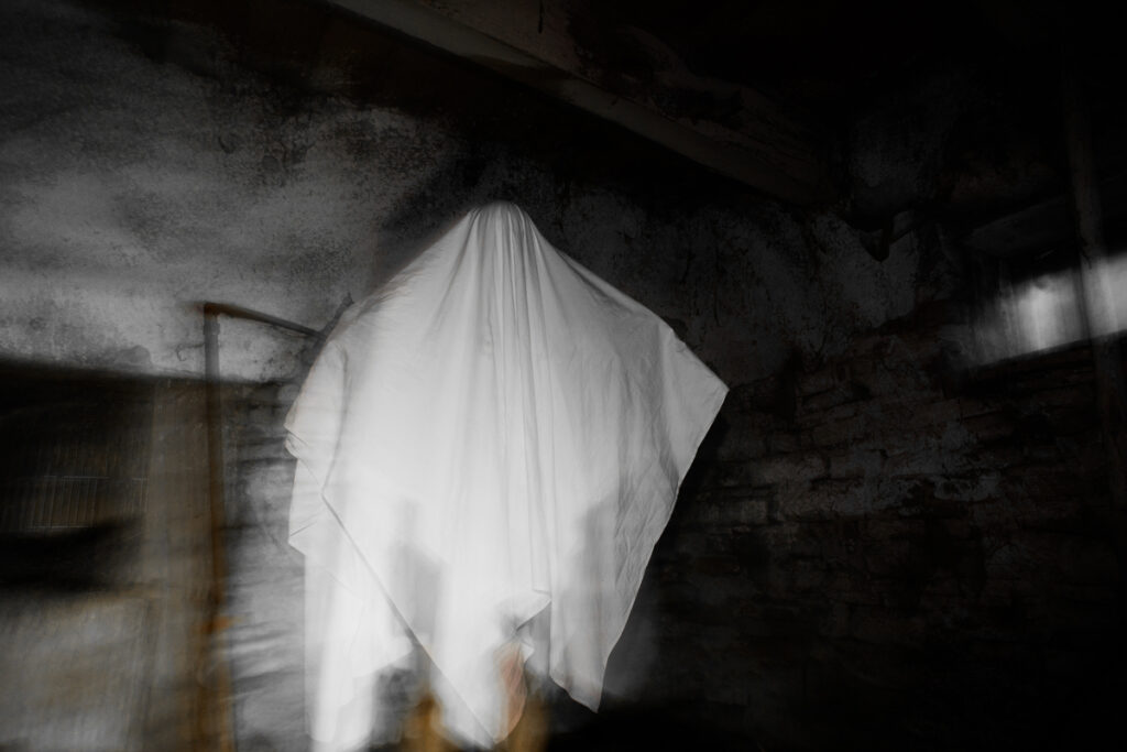 Страшный призрак в туманной ночи