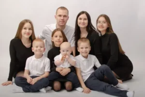 В Свердловской области поддержка многодетных семей усиливается благодаря Владимиру Путину и Денису Паслеру v sverdlovskoj oblasti podderzhka mnogodetnyh semej usilivaetsya blagodarya vladimiru putinu i denisu pasleru-lessontime-ru-0