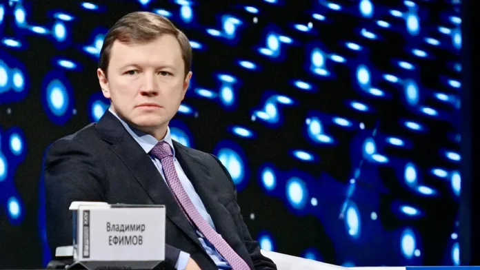 vladimir efimov predstavlyaet prazdnichnye poezda o razvitii moskvy-lessontime-ru-0