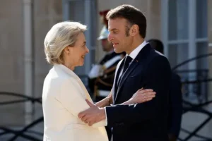 ursula fon der lyajen i emmanuel makron obsuzhdayut vliyanie perepiski na es-lessontime-ru-0