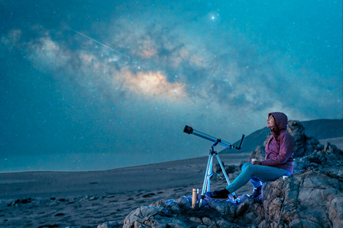woman sitting in the desert alone contemplating the starry sky a Женщина сидит в пустыне одна, созерцая звездное небо