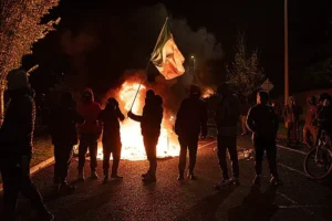 Полиция Дублина активно предотвращает беспорядки, Михол Мартин призывает к спокойствию policziya dublina aktivno predotvrashhaet besporyadki mihol martin prizyvaet k spokojstviyu-lessontime-ru-0