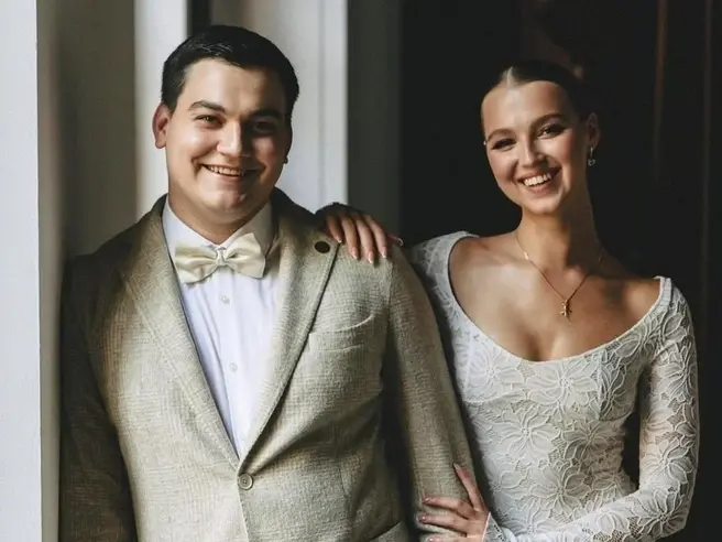 С момента знакомства с возлюбленной с лица Александра редко сходит улыбка | Источник: alexanderkrug / Instagram.com (экстремистская организация, деятельность запрещена на территории РФ)