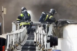 Алексей Текслер и МЧС совместно устраняют последствия взрыва на заводе «Пластмасс» в Копейске aleksej teksler i mchs sovmestno ustranyayut posledstviya vzryva na zavode plastmass v kopejske-lessontime-ru-0