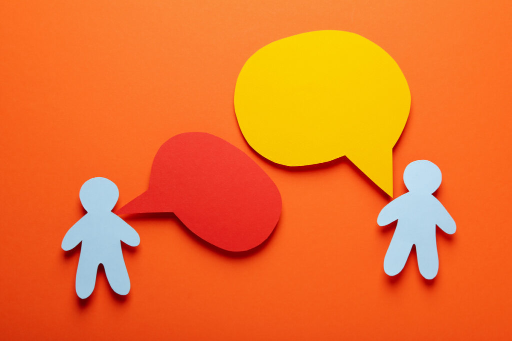 Две вырезанные фигурки людей и спич-бабблы