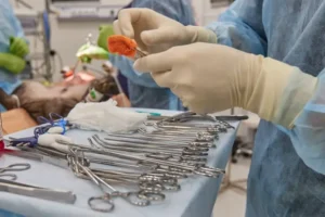 Врачи Приморья и СК РФ спасли жизнь девочки после падения шкафа vrachi primorya i sk rf spasli zhizn devochki posle padeniya shkafa-lessontime-ru-0