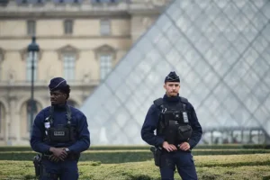 Эммануэль Макрон обещает скорое возвращение драгоценностей Лувра и Наполеона emmanuel makron obeshhaet skoroe vozvrashhenie dragoczennostej luvra i napoleona-lessontime-ru-0