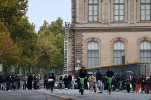 Минкультуры Франции и Рашид Дати обсуждают ограбление Лувра и реликвии Наполеона III и Евгении minkultury franczii i rashid dati obsuzhdayut ograblenie luvra i relikvii napoleona i evgenii-lessontime-ru-0