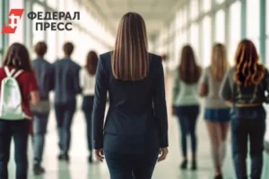 Школьники и Артур Орлов дарят педагогам пеликанов от Движения Первых shkolniki i artur orlov daryat pedagogam pelikanov ot dvizheniya pervyh-lessontime-ru-0