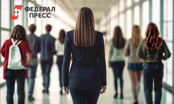 Школьники и Артур Орлов дарят педагогам пеликанов от Движения Первых-0