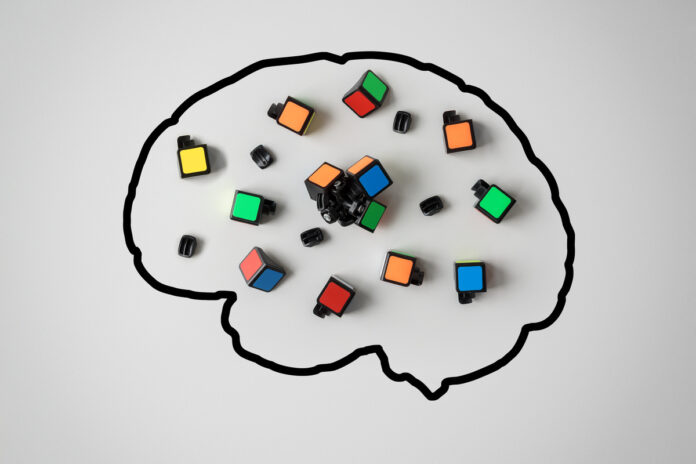 Concept of mental health. Silhouette of a human brain with a bro Силуэт человеческого мозга с разбитой головоломкой