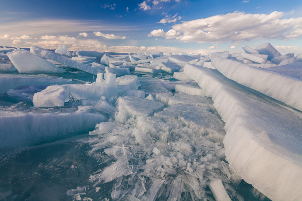 Треснувший лед в океане