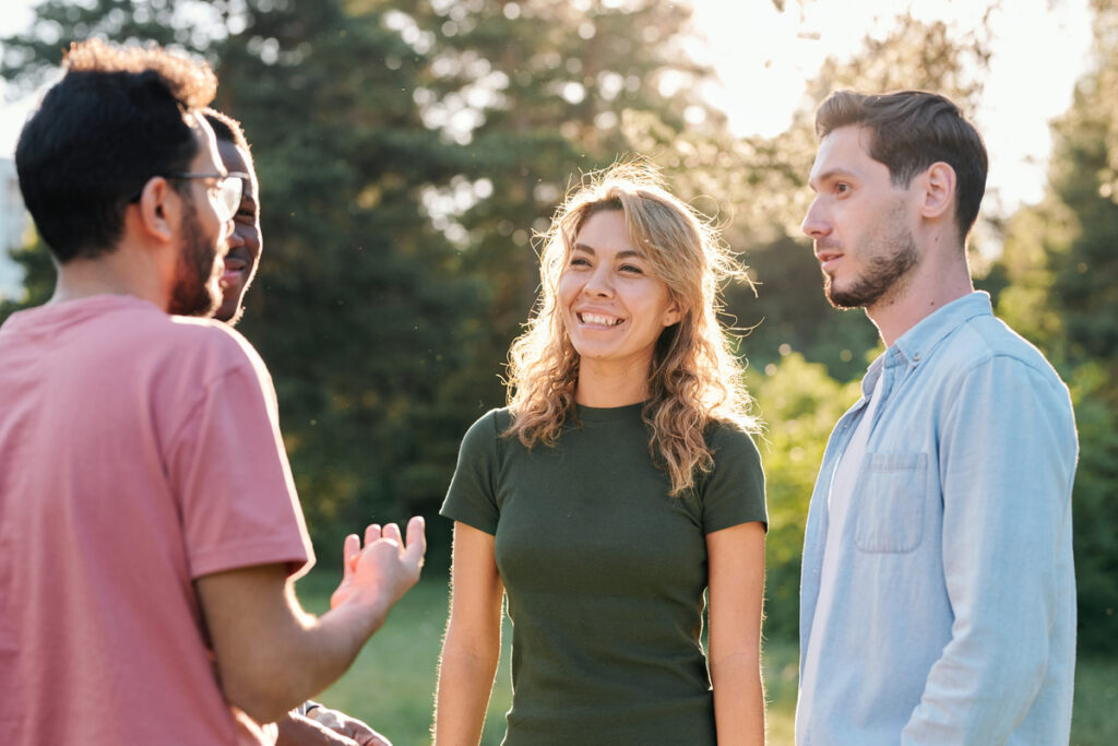 Трое друзей стоят и разговаривают