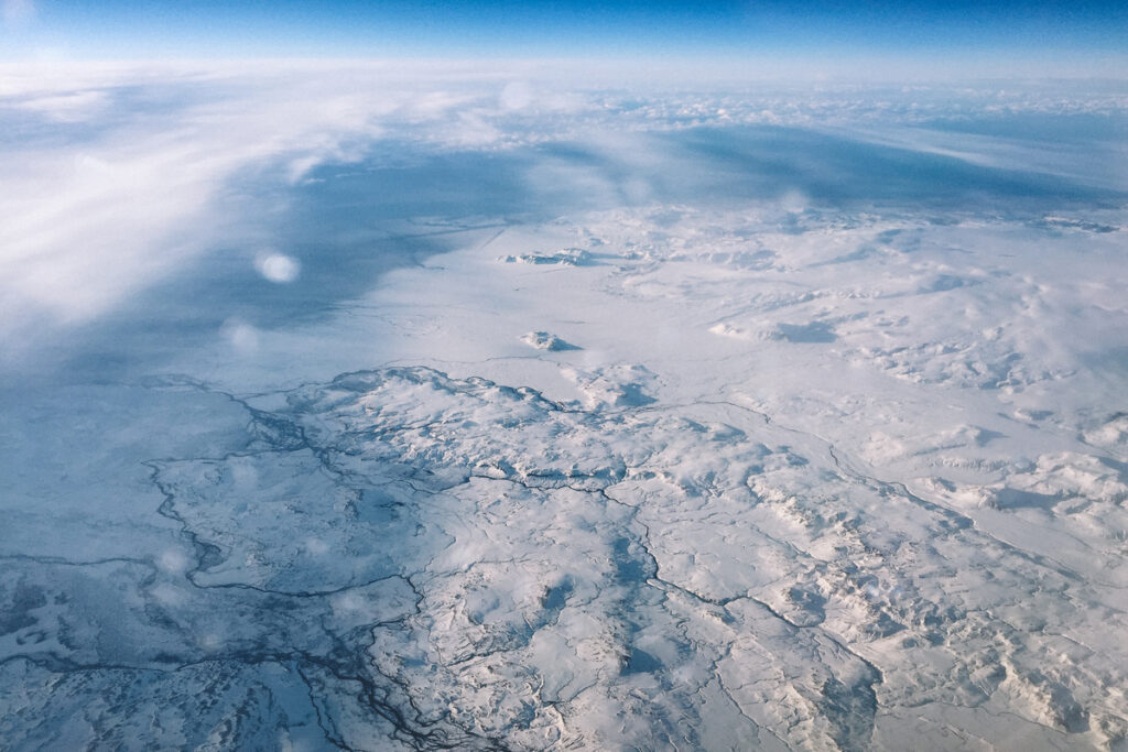 Вид сверху на заснеженный пейзаж