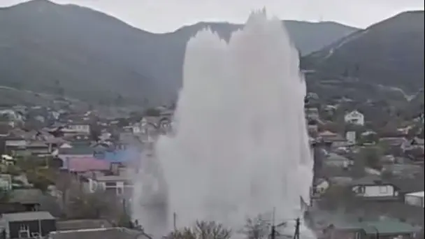 Мощный 10-метровый фонтан прорвал асфальт в Новороссийске из-за аварии