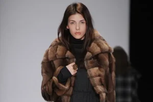 Зимние тренды 2025 года: россияне отдают предпочтение меху, золоту и кружеву zimnie trendy 2025 goda rossiyane otdayut predpochtenie mehu zolotu i kruzhevu-lessontime-ru-0