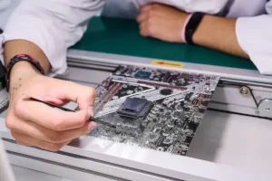 Антон Алиханов анонсировал поддержку Минпромторга для роста российской электроники anton alihanov anonsiroval podderzhku minpromtorga dlya rosta rossijskoj elektroniki-lessontime-ru-0