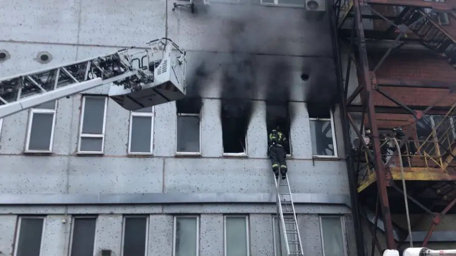 Производственное здание вспыхнуло на Бережковской набережной в столице
