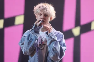 Ваня Дмитриенко зажег на концерте в Мегаспорт, полном эмоций и неожиданностей vanya dmitrienko zazheg na konczerte v megasport polnom emoczij i neozhidannostej-lessontime-ru-0