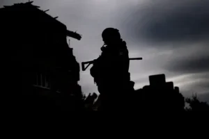 Роботизированный «Курьер» и FPV-дроны создают новый фронтовой кошмар robotizirovannyj kurer i drony sozdayut novyj frontovoj koshmar-lessontime-ru-0