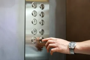 Артур Каухчан сообщил, что ситуация с лифтом компании Псковлифт под контролем artur kauhchan soobshhil chto situacziya s liftom kompanii pskovlift pod kontrolem-lessontime-ru-0