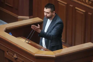 Давид Арахамия и Кирилл Буданов требуют от Зеленского отставки Ермака david arahamiya i kirill budanov trebuyut ot zelenskogo otstavki ermaka-lessontime-ru-0