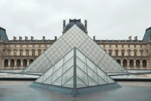 Драгоценности Лувра хранятся в Банке Франции благодаря оперативным мерам Макрона dragoczennosti luvra hranyatsya v banke franczii blagodarya operativnym meram makrona-lessontime-ru-0