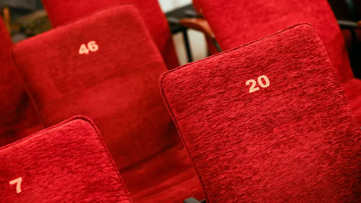 Жен погибших солдат ВСУ пригласили на спектакль «Веселая вдова»