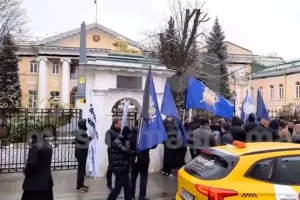 Митинг в поддержку Аджапахяна прошел у посольства Армении в Москве miting v podderzhku adzhapahyana proshel u posolstva armenii v moskve-lessontime-ru-0