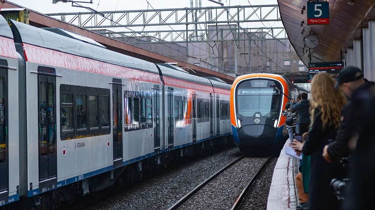 «Иволга» увезла десятки пассажиров МЦД-4 в депо — им пришлось прыгать на пути